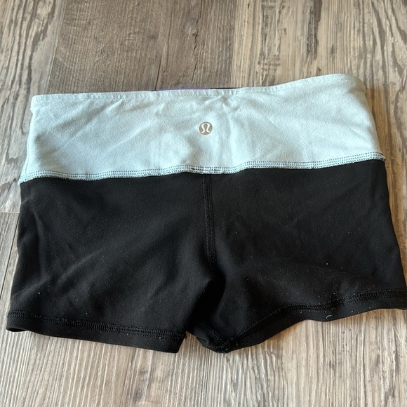 Lululemon shorts - Picture 6 of 8